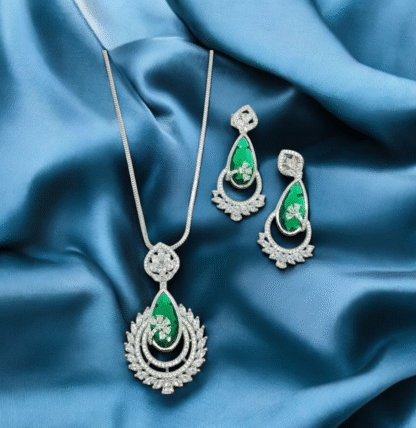 Green AD Pendant Set ? Sparkling Elegance in Classic Design